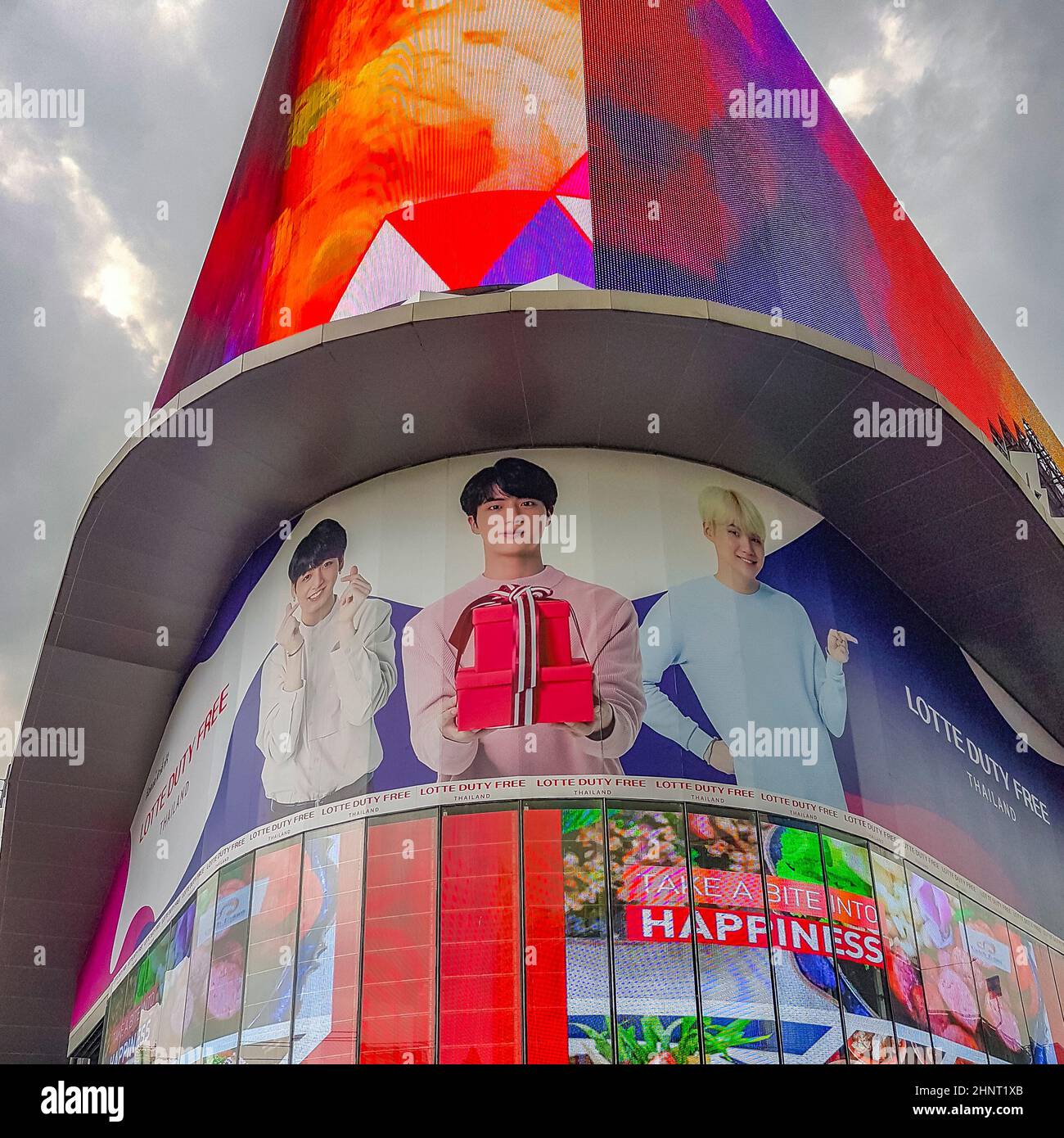 Riesige bunte Bildschirme im Einkaufszentrum Bangkok Thailand. Stockfoto