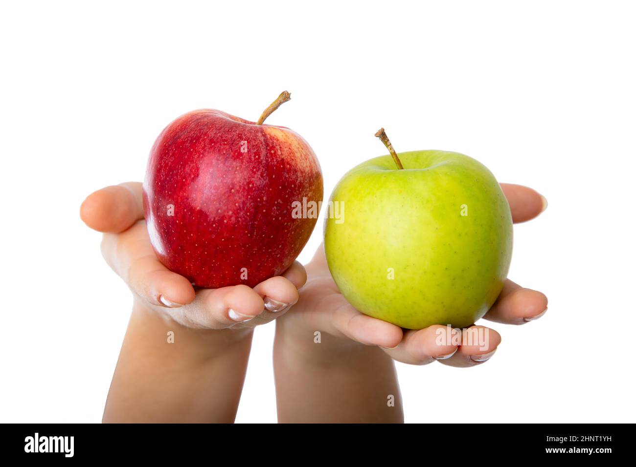 Roter und grüner Apfel in weiblichen Händen gehalten. Konzeptionell für Vergleich, Differenzierung und Auswahlverfahren. Stockfoto