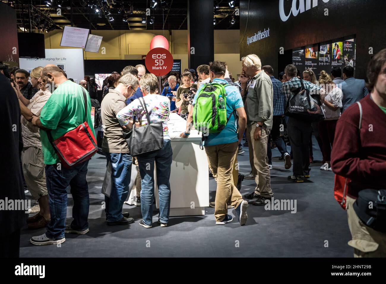 Auf der Photokina suchen die Menschen gerne nach neuester Fotoausrüstung Stockfoto