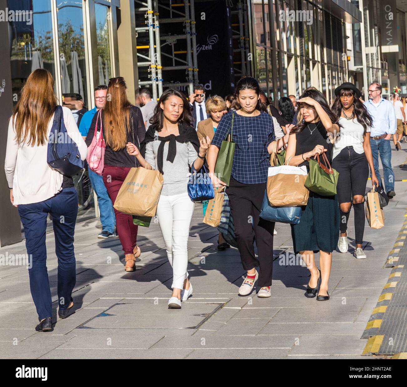 In Frankfurt am Mittag laufen die Menschen entlang der Zeil Stockfoto
