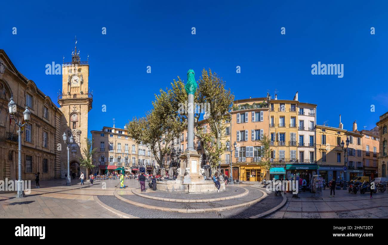 Besucher besuchen den zentralen Marktplatz mit dem berühmten Hotel de ville in Aix en Provence, Frankreich. Stockfoto