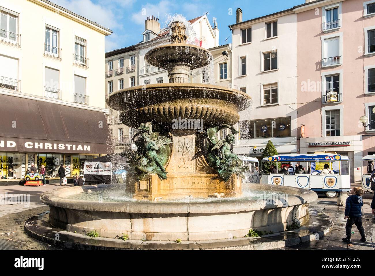 Der alte Stadtbrunnen von Grenoble befindet sich auf dem Place Grenette im Südosten Frankreichs Stockfoto