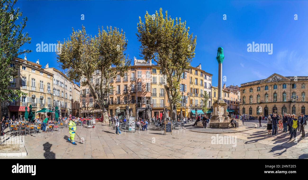 Besucher besuchen den zentralen Marktplatz mit dem berühmten Hotel de ville in Aix en Provence, Frankreich. Stockfoto