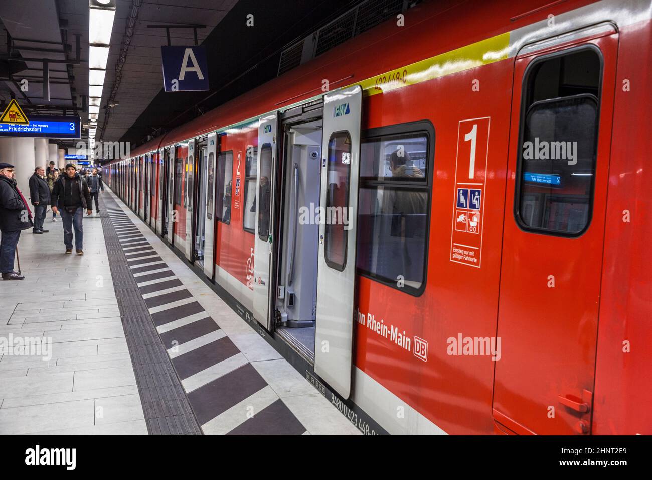In Frankfurt warten die Menschen auf die U-Bahn Stockfoto