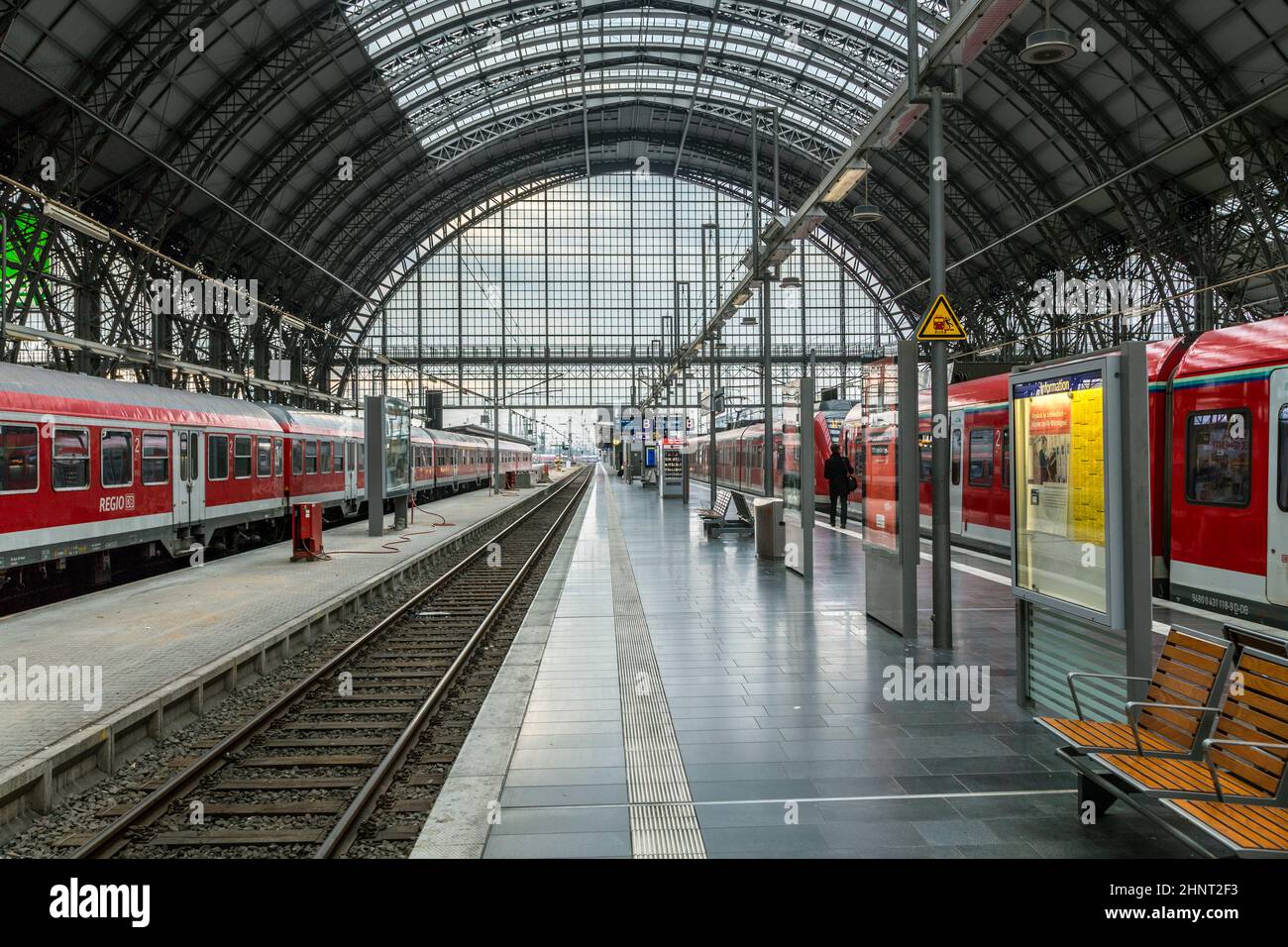 Die Leute kommen und fahren am Frankfurter Bahnhof ab Stockfoto