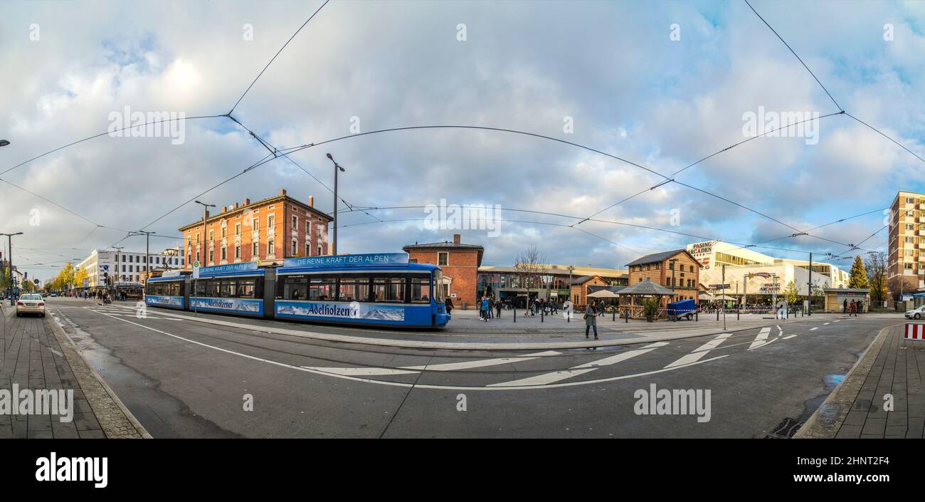 Skyline von München Pasing Bahnhof und Straße mit Menschen Stockfoto