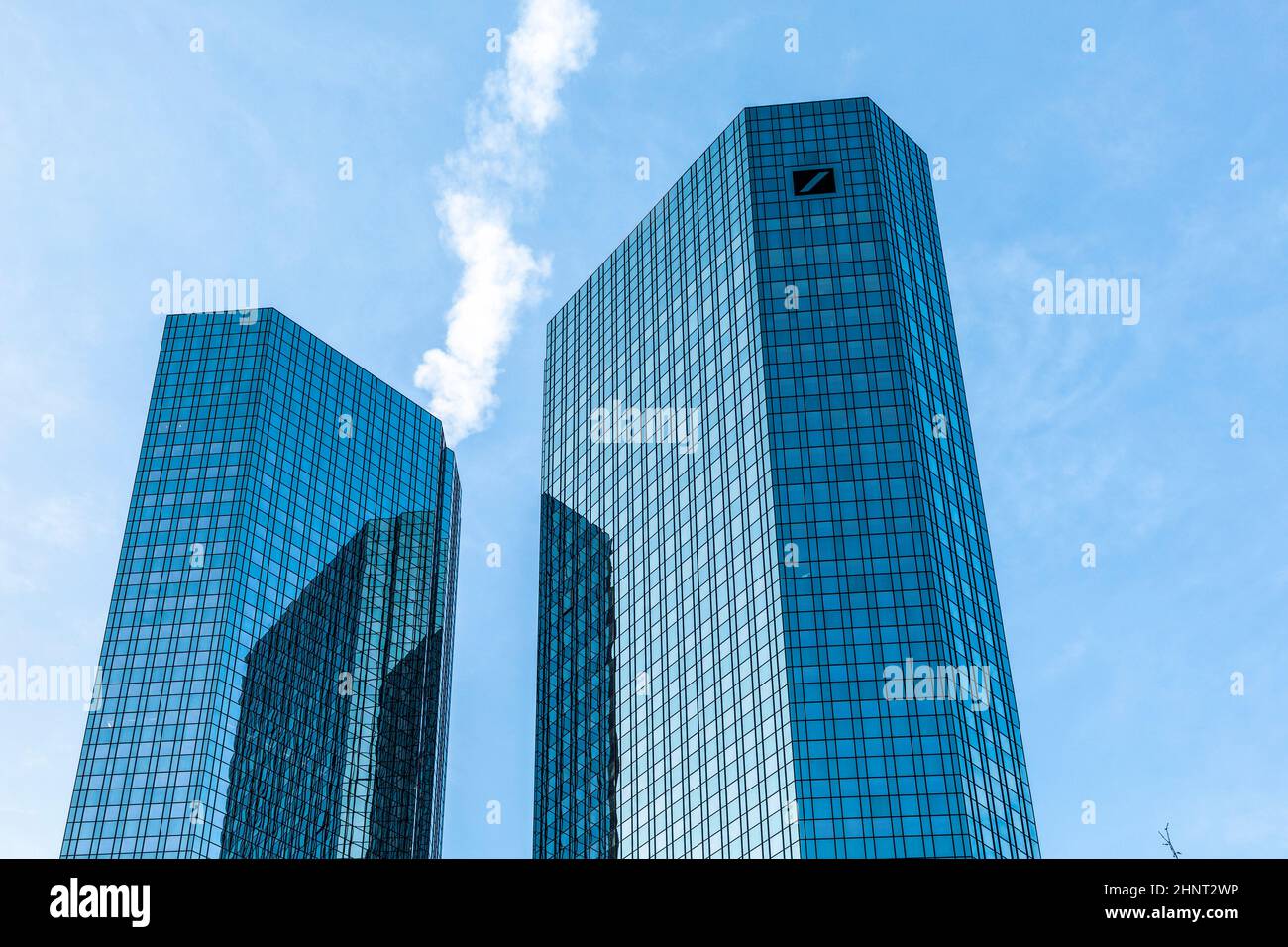 Fassade des Hauptquartiers der Deutschen Bank mit spiegelbildem Wolkenkratzer in Frankfurt Stockfoto