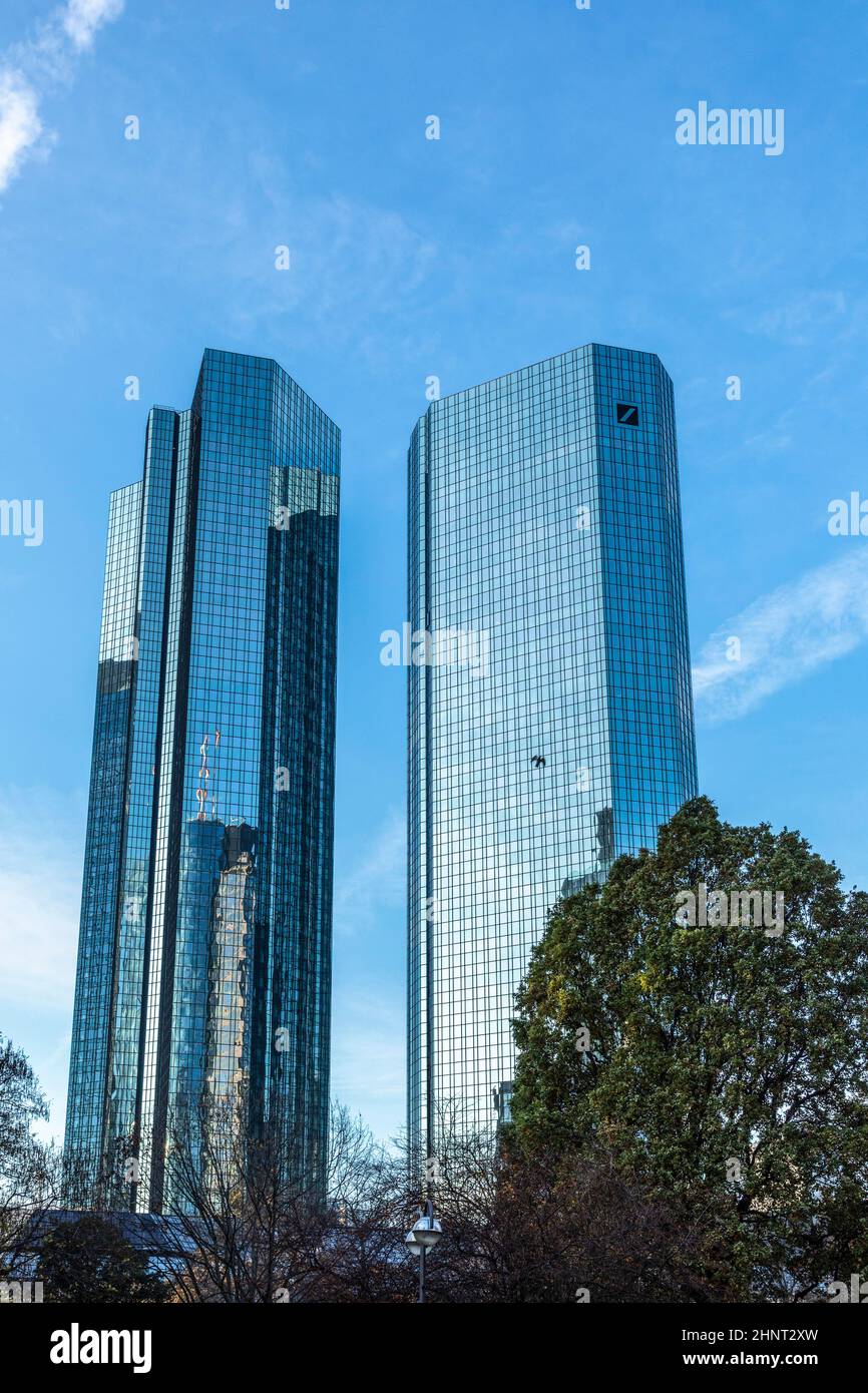 Fassade des Hauptquartiers der Deutschen Bank mit spiegelbildem Wolkenkratzer in Frankfurt Stockfoto