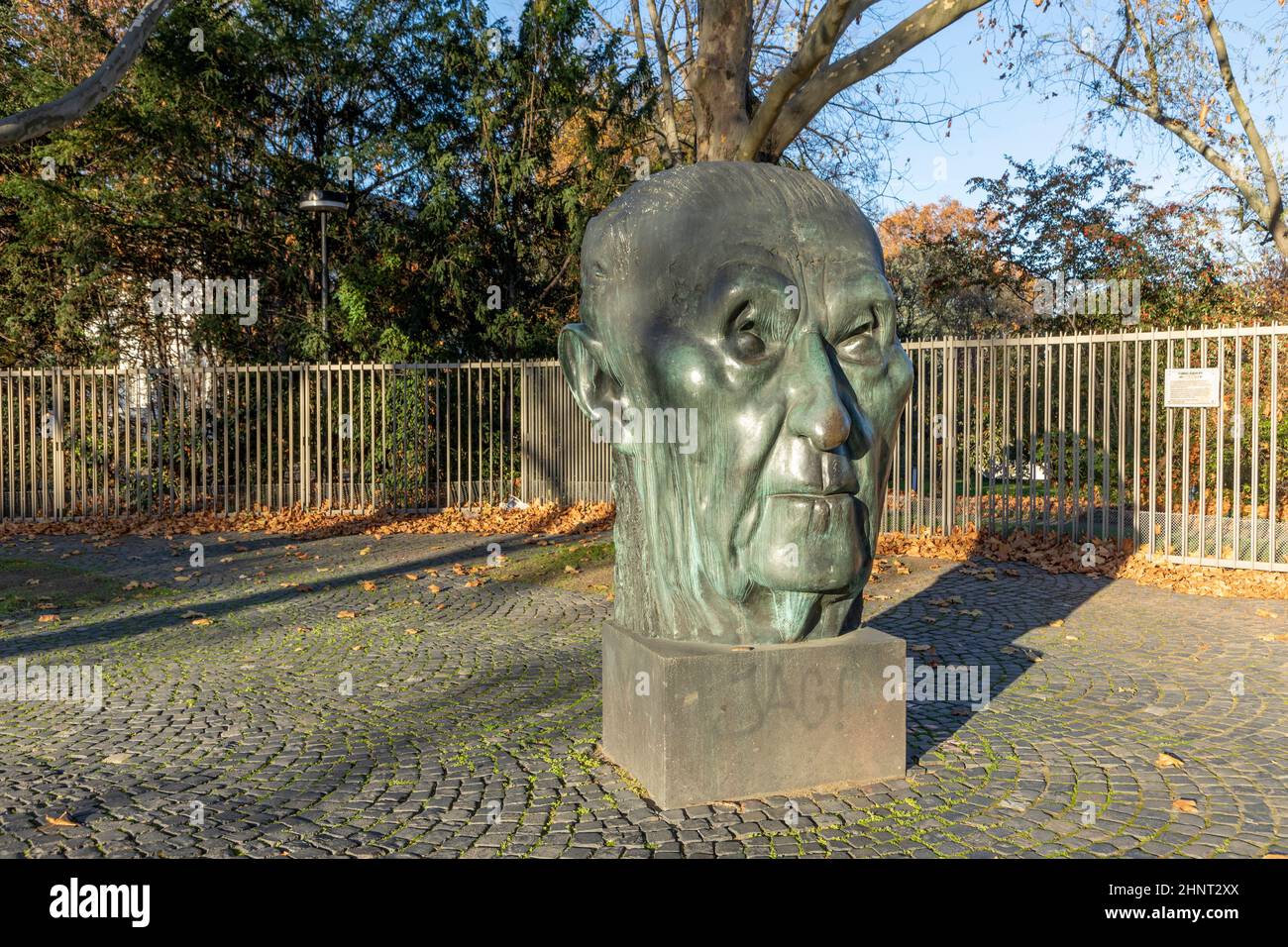 Statue von Konrad Adenauer vom Bildhauer Hubertus von Pilgrim im Mai 1982. Stockfoto