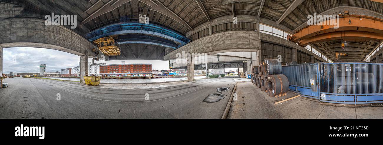 Alter Hafen in Dortmund mit alten Hafengebäuden und verfaulten bemalten Wänden Stockfoto