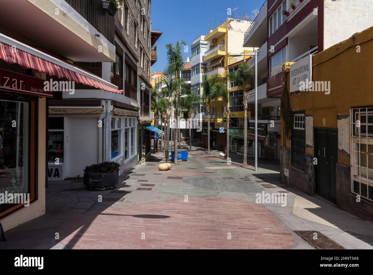 PUERTO DE LA CRUZ, TENERIFFA, SPANIEN - 14. JULI 2021: Unbevölkerte Straßen eines beliebten Touristenorts auf der Insel nach der COVID-19-Pandemie. Krise in der Tourismusbranche. Stockfoto