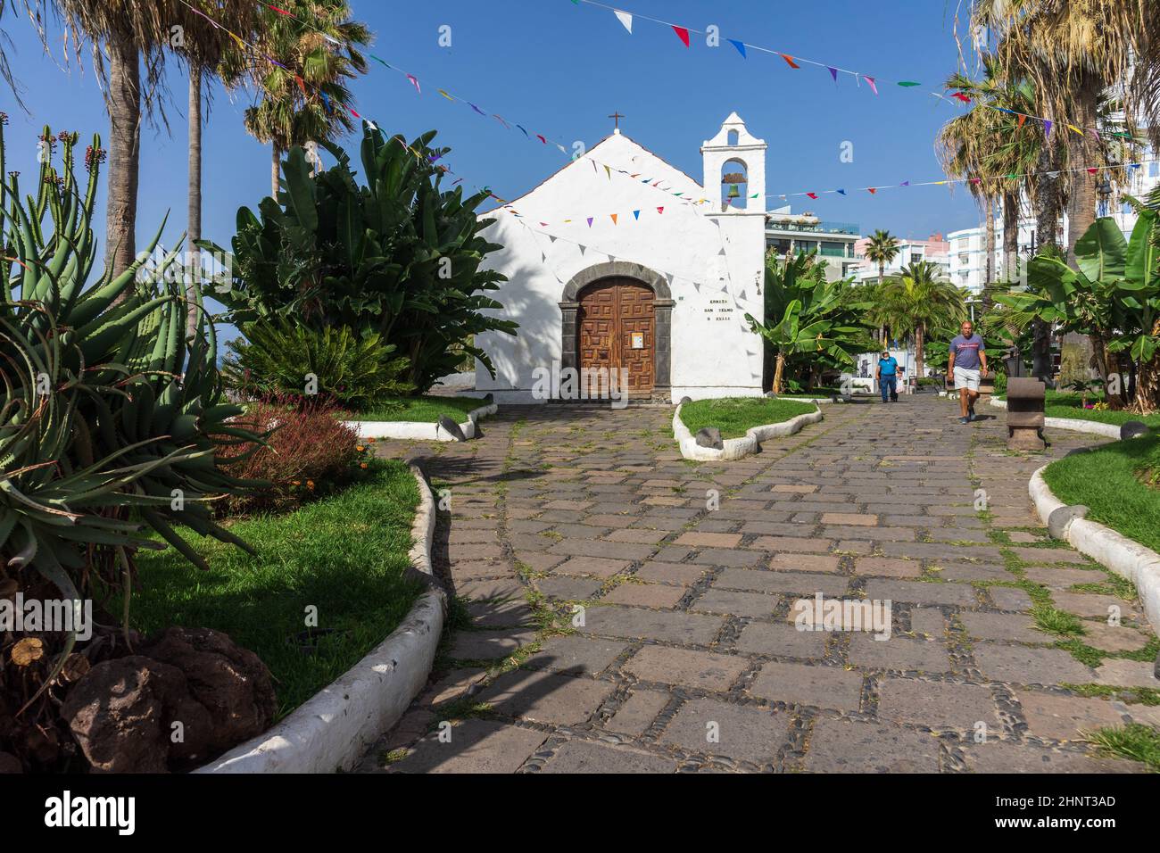 PUERTO DE LA CRUZ, TENERIFFA, SPANIEN - 14. JULI 2021: Die Kapelle (Ermita) San Telmo steht auf einem felsigen Bergrücken am östlichen Ende der Bucht von San Telmo auf Teneriffa. Stockfoto