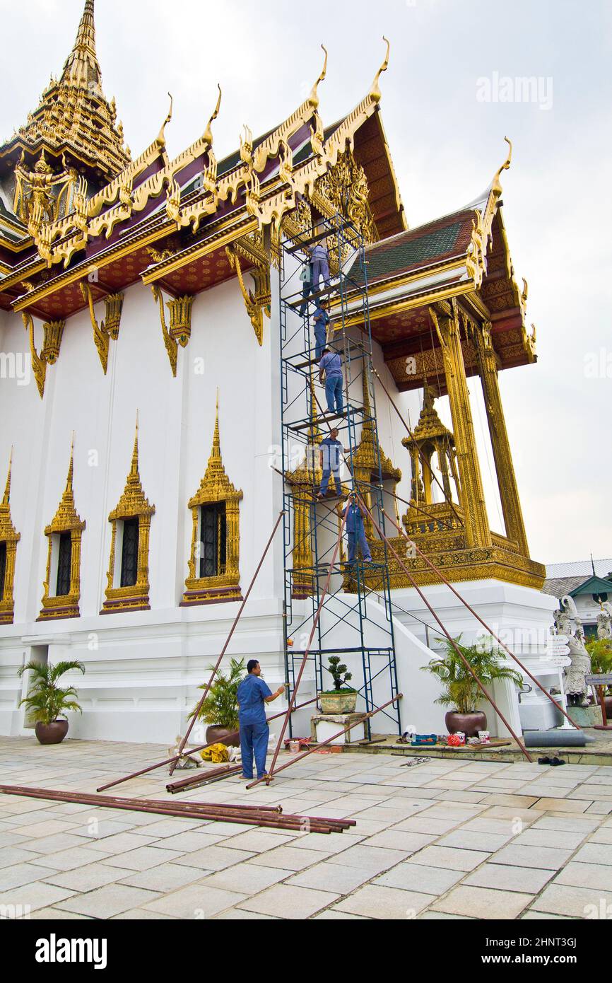 Bauarbeiter stehen auf dem Gerüst Stockfoto