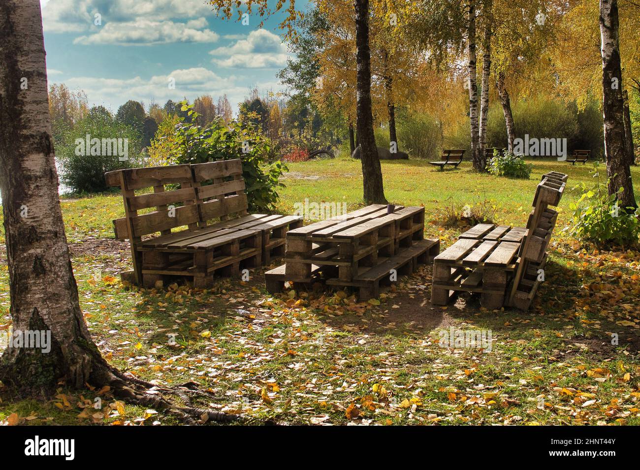 Gartenmöbel aus Holzpaletten stehen im Herbst aus Laubwald Stockfoto