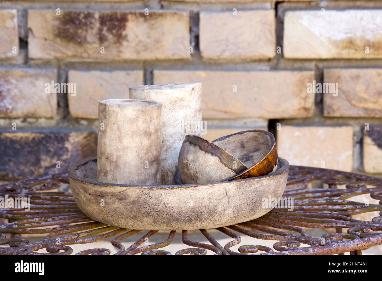 Tontöpfe auf einem Metalltisch - handgemachte Keramik Stockfoto