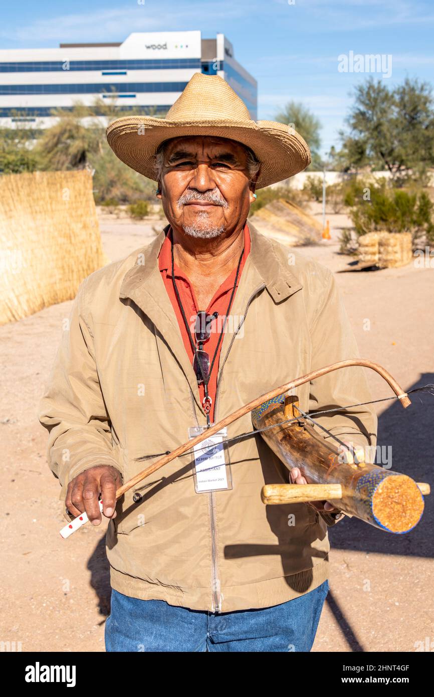 Indian Market, 2021 - Indian Fiddle Maker Stockfoto