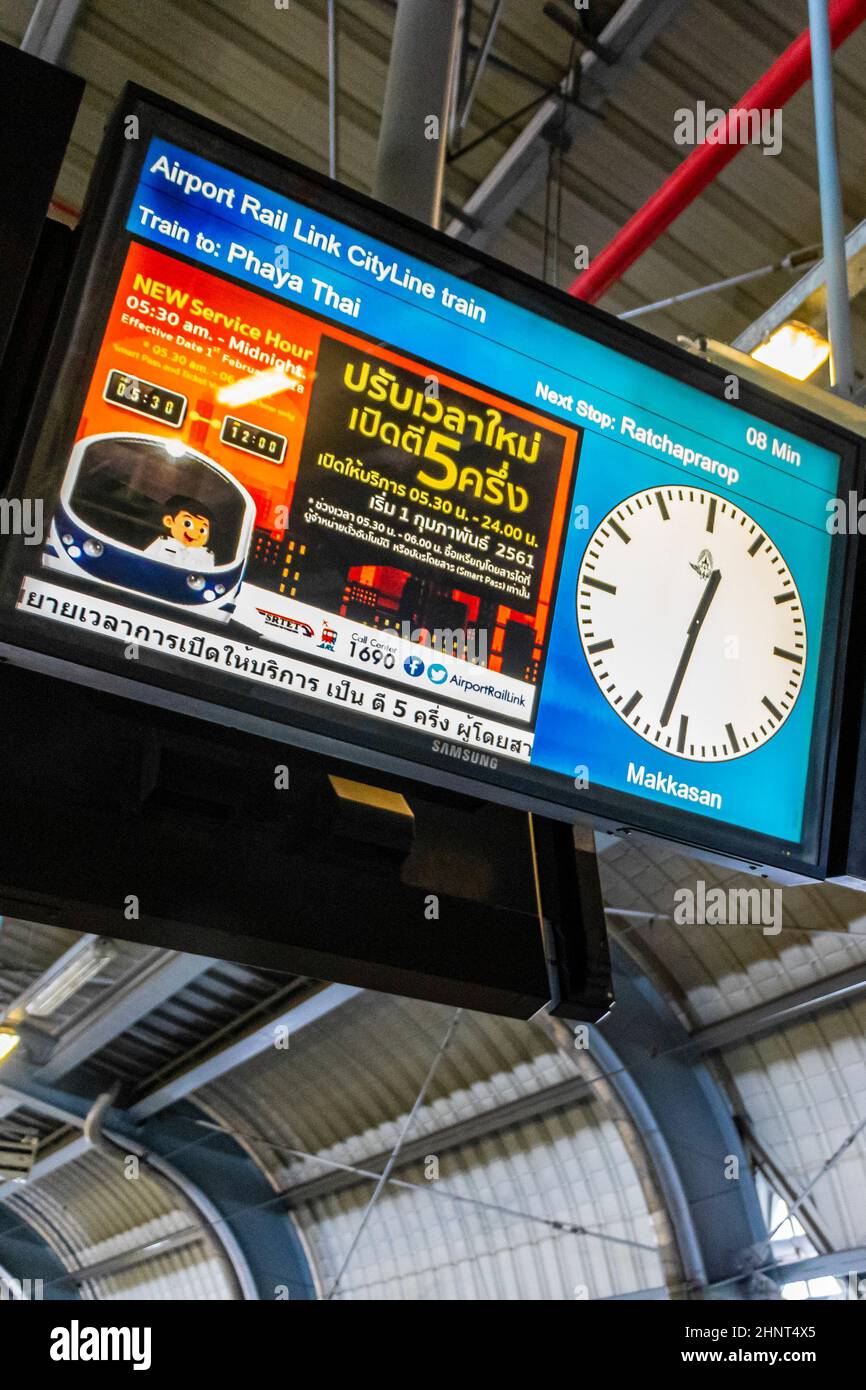 Skytrain-Fahrplan Bahnhof Makkasan Flughafenzug verbindet Bangkok Thailand. Stockfoto