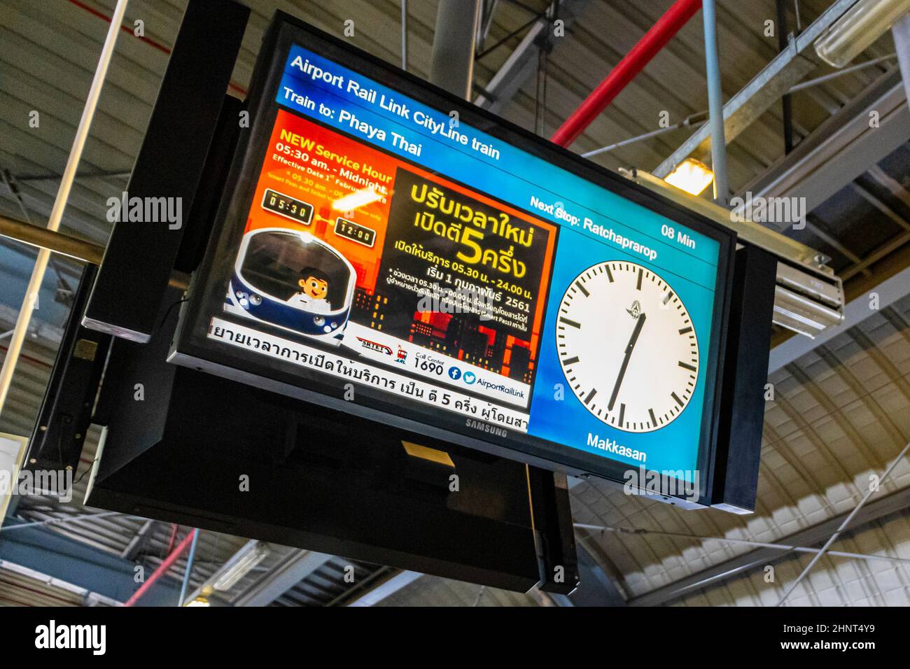 Skytrain-Fahrplan Bahnhof Makkasan Flughafenzug verbindet Bangkok Thailand. Stockfoto