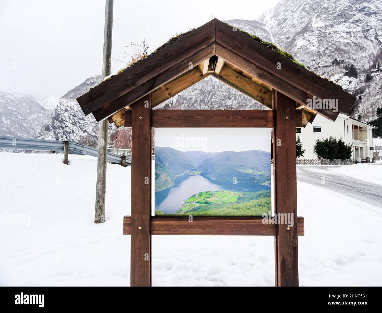 Touristeninformationsschild im Winter in Norwegen. Sognefjord, Framfjord, Vik, Vestland. Stockfoto