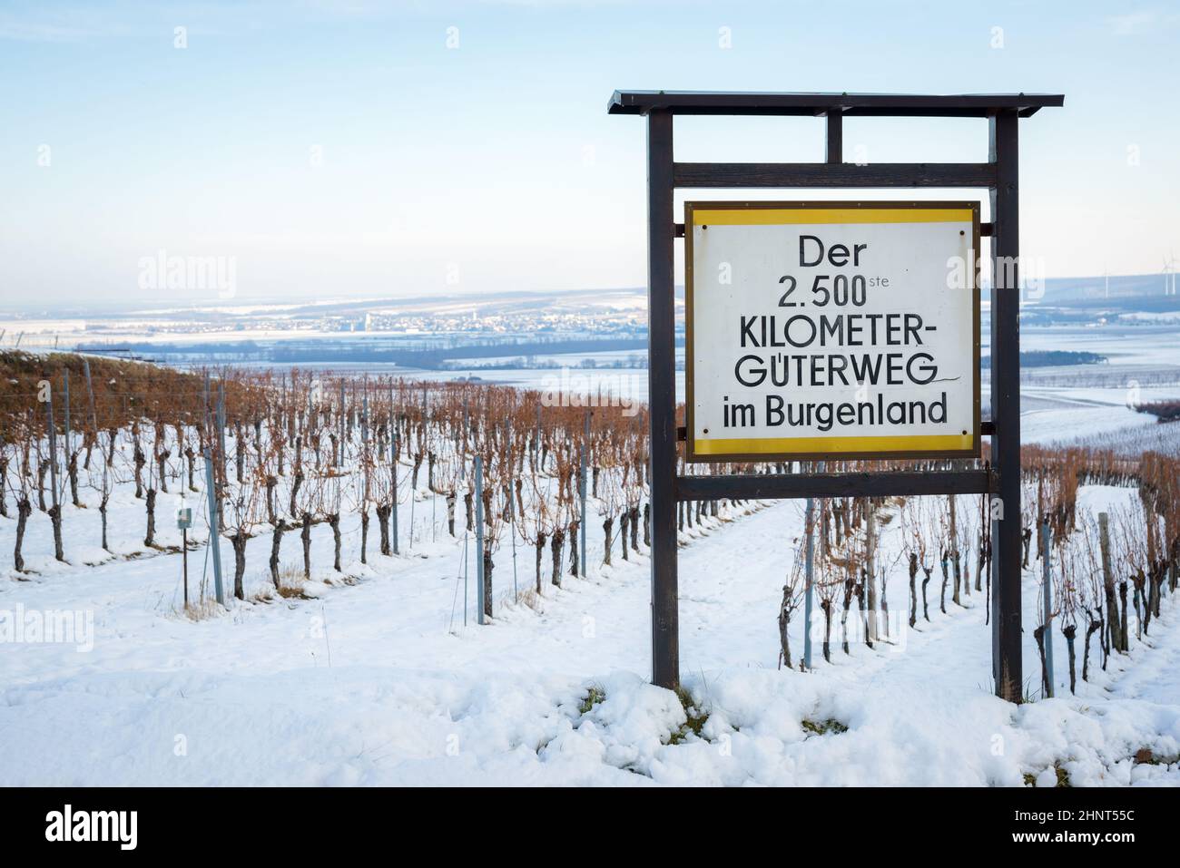 Schild auf einer Straße in den Weinbergen im Burgenland Stockfoto
