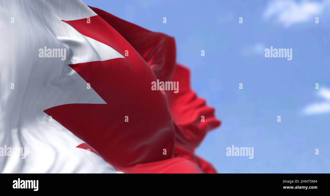 Detail der Nationalflagge von Bahrain, die an einem klaren Tag im Wind winkt. Demokratie und Politik. Patriotismus. Westasiatisches Land. Selektiver Fokus. Stockfoto
