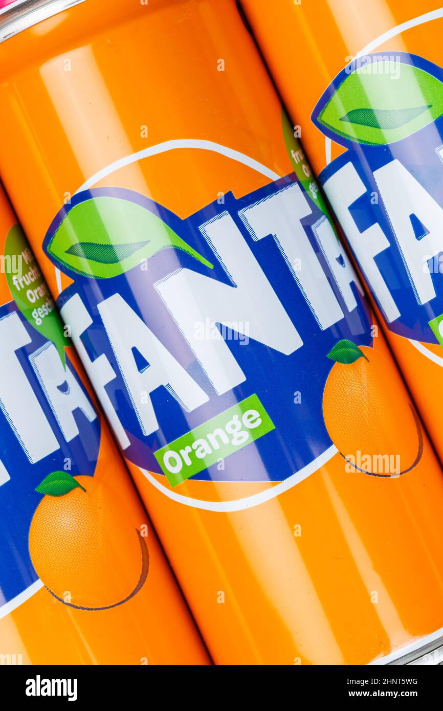 Fanta Limonade Softdrink in Orange im Can Background Hochformat Stockfoto