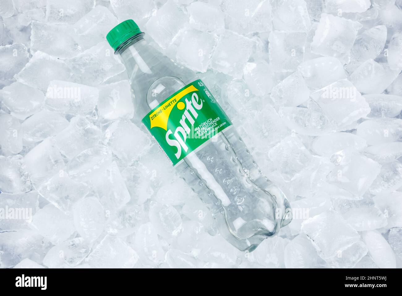 Sprite Limonade Softdrink in einer Plastikflasche auf Eiswürfeln Stockfoto