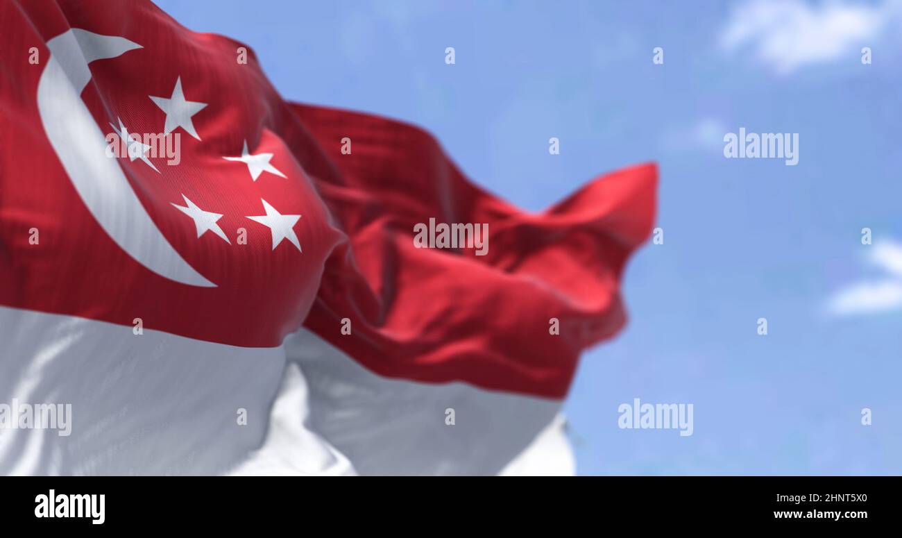 Detail der Nationalflagge Singapurs, die an einem klaren Tag im Wind winkt. Demokratie und Politik. Patriotismus. Südostasiatisches Land. Selektive Stockfoto