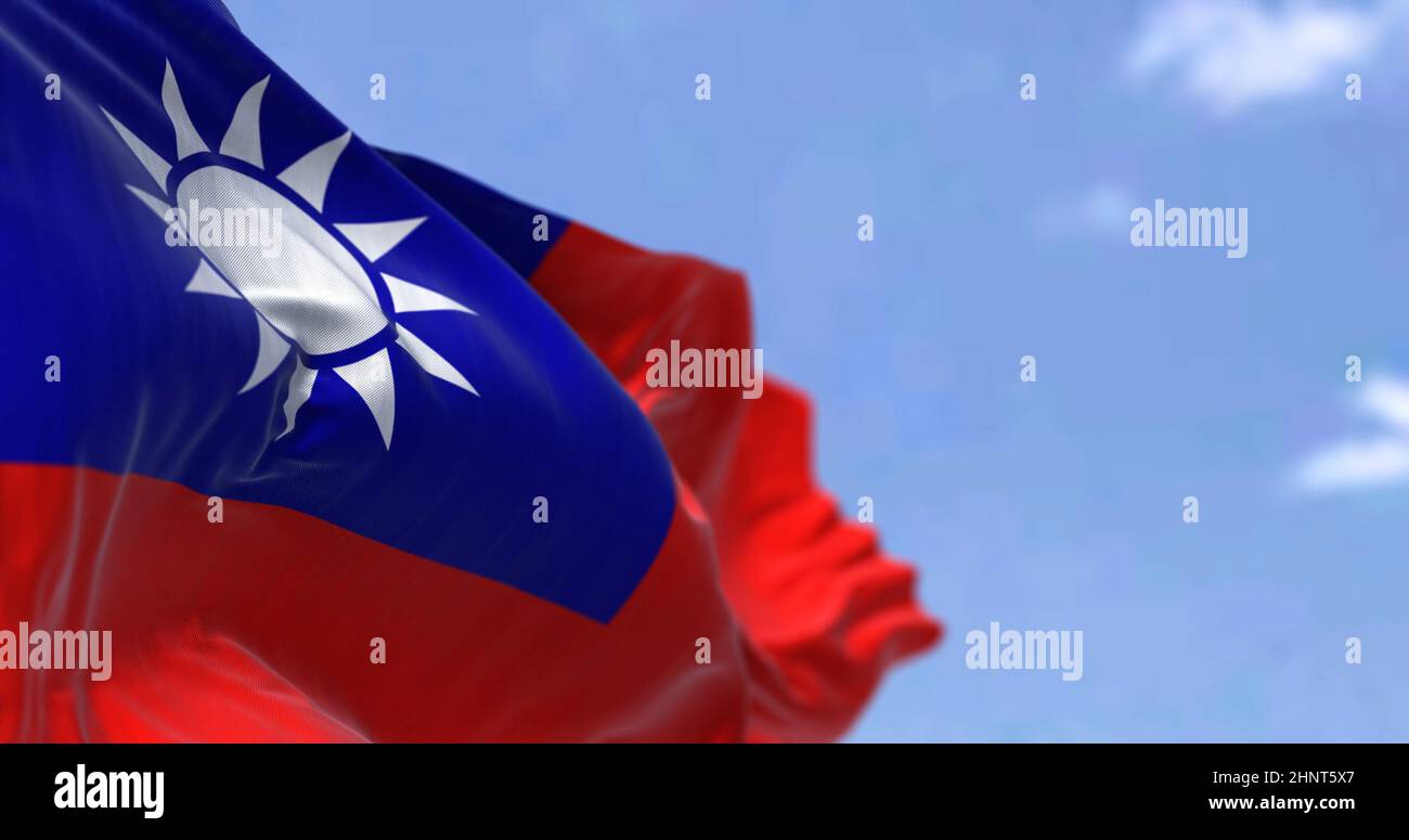 Detail der Nationalflagge von Taiwan - Republik China winkt im Wind an einem klaren Tag. Demokratie und Politik. Patriotismus. Ostasiatisches Land. S Stockfoto