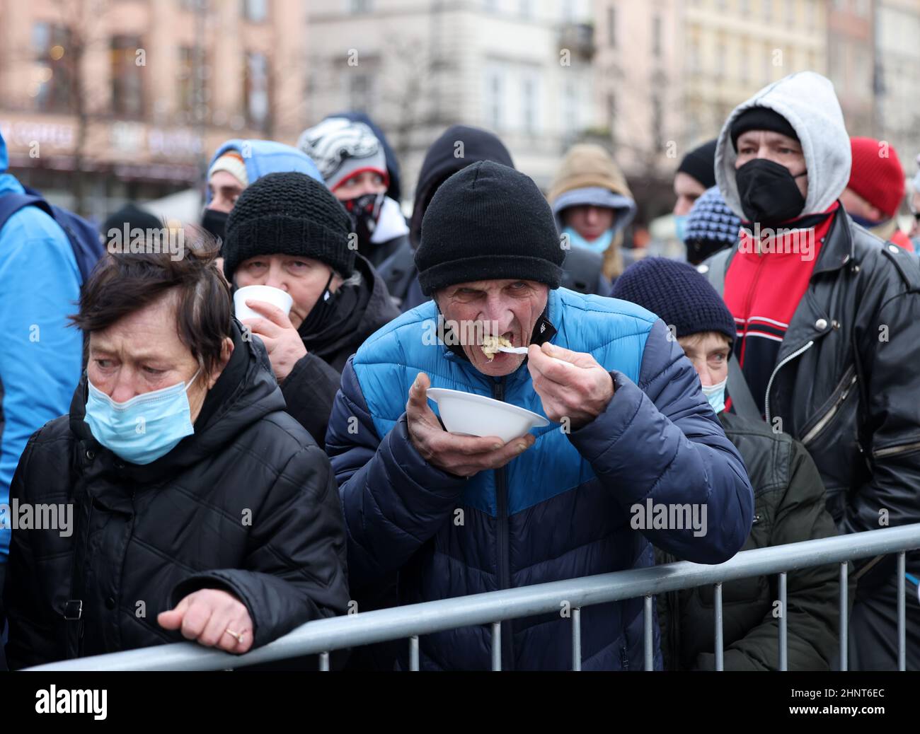 Heiligabend für Arme und Obdachlose auf dem Hauptplatz in Krakau. Trotz der Covid-Pandemie bereitet die Gruppe Kosciuszko den größten Vorabend unter freiem Himmel in Krakau vor Stockfoto