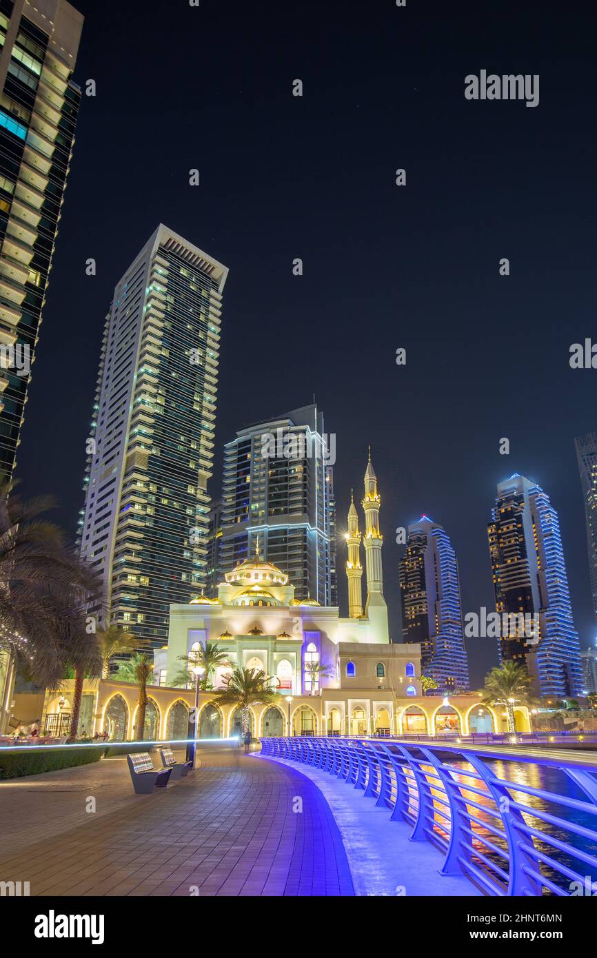 Moschee in Dubai Marina Skyline Architektur Reichtum Luxus Reisen bei Nacht Porträt-Format in den Vereinigten Arabischen Emiraten Stockfoto