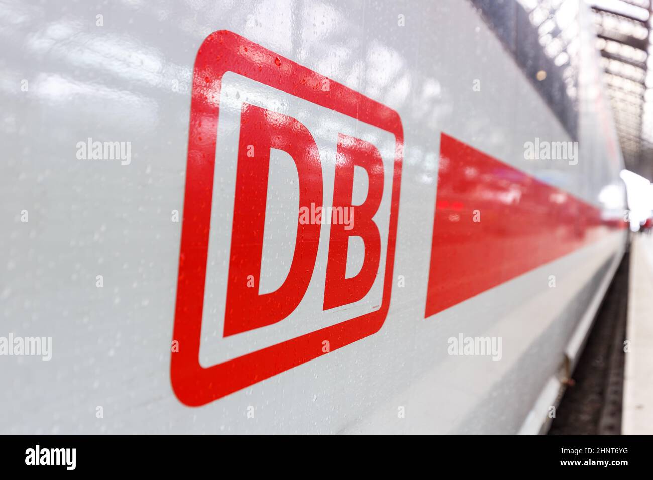 DB-Logo auf einem ICE-Hochgeschwindigkeitszug am Kölner Hauptbahnhof Hbf in Deutschland Stockfoto