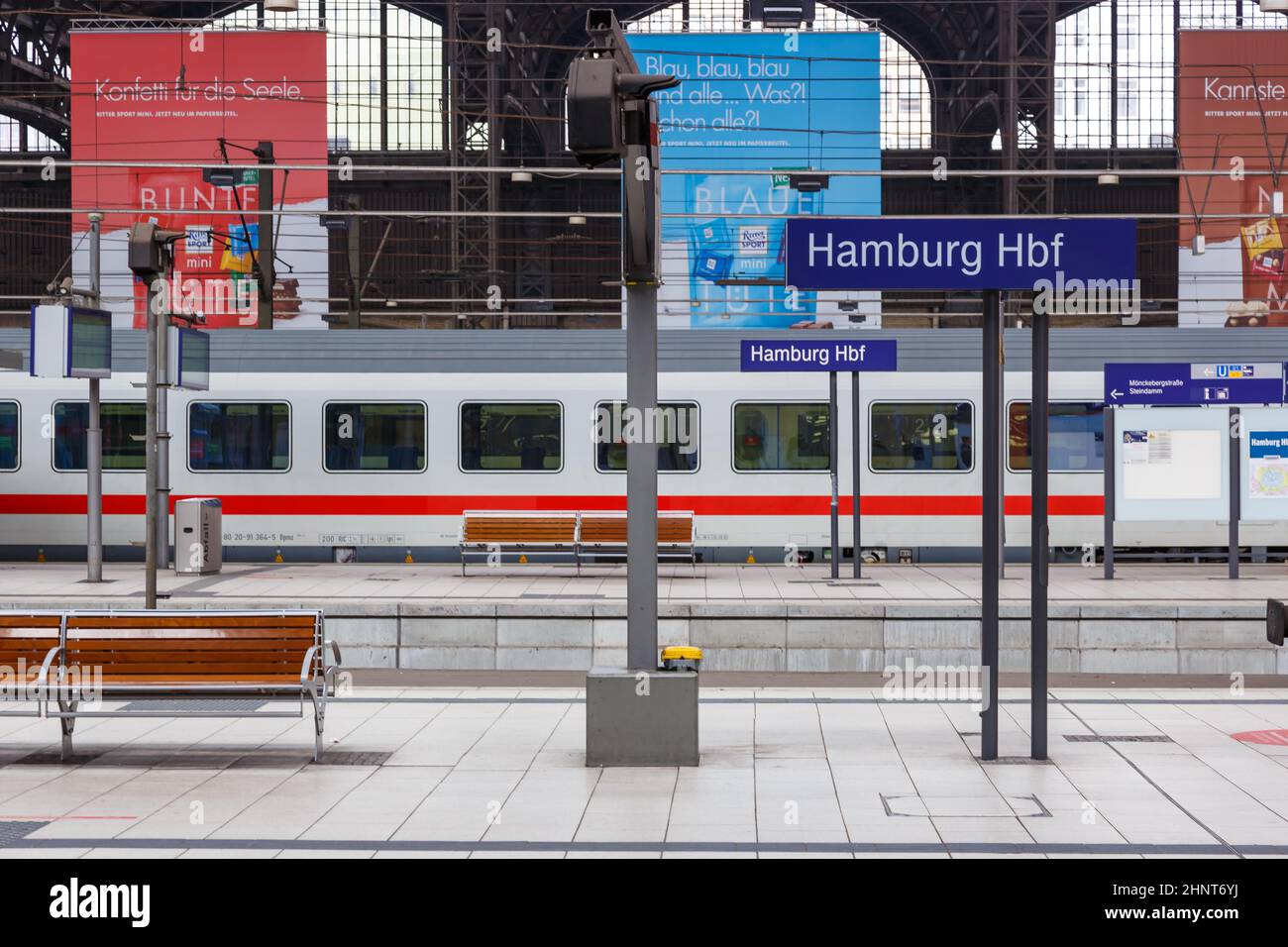 Intercity-Zug am Hamburger Hauptbahnhof Hauptbahnhof Hbf Deutsche Bahn DB Stockfoto