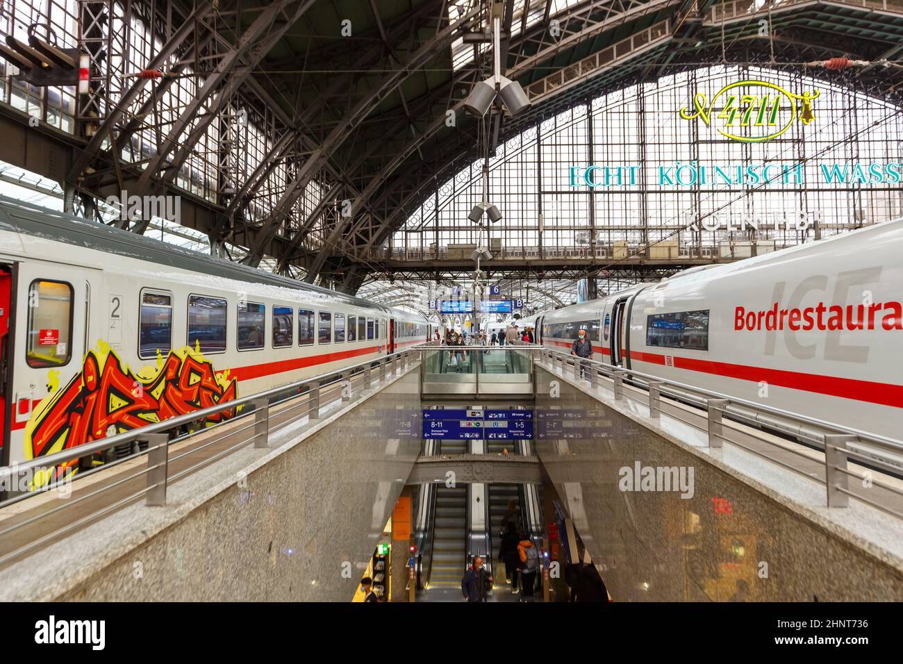 Züge am Kölner Hauptbahnhof Hbf in Deutschland Stockfoto