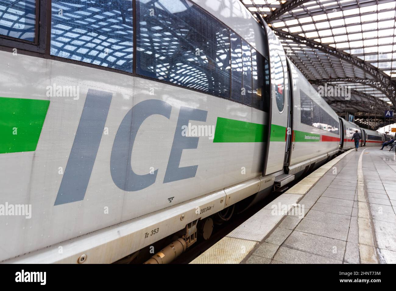 ICE 3 Hochgeschwindigkeitszug am Kölner Hauptbahnhof Hbf in Deutschland Stockfoto