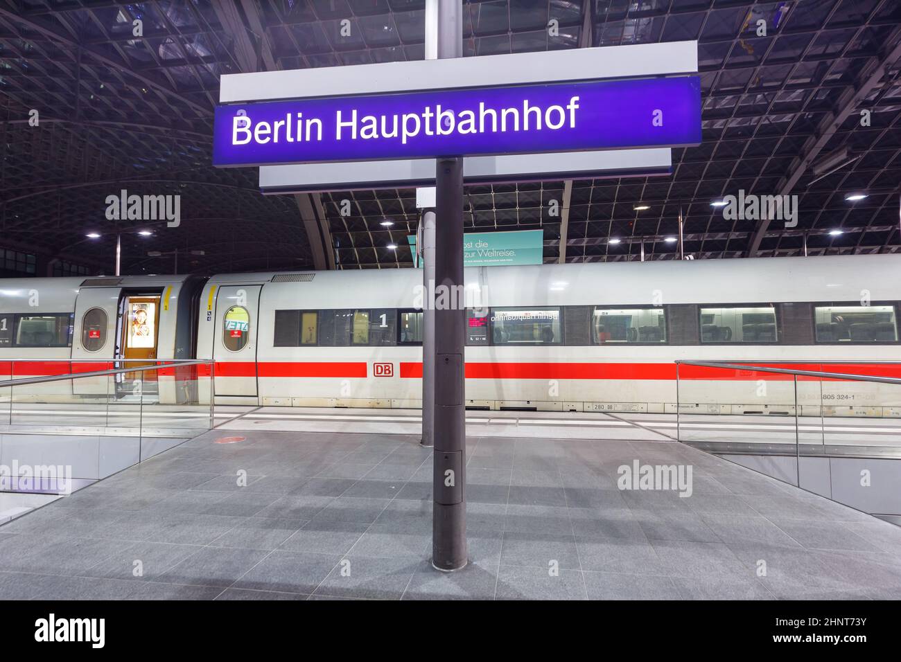 ICE-Hochgeschwindigkeitszug am Berliner Hauptbahnhof Hbf in Deutschland Stockfoto