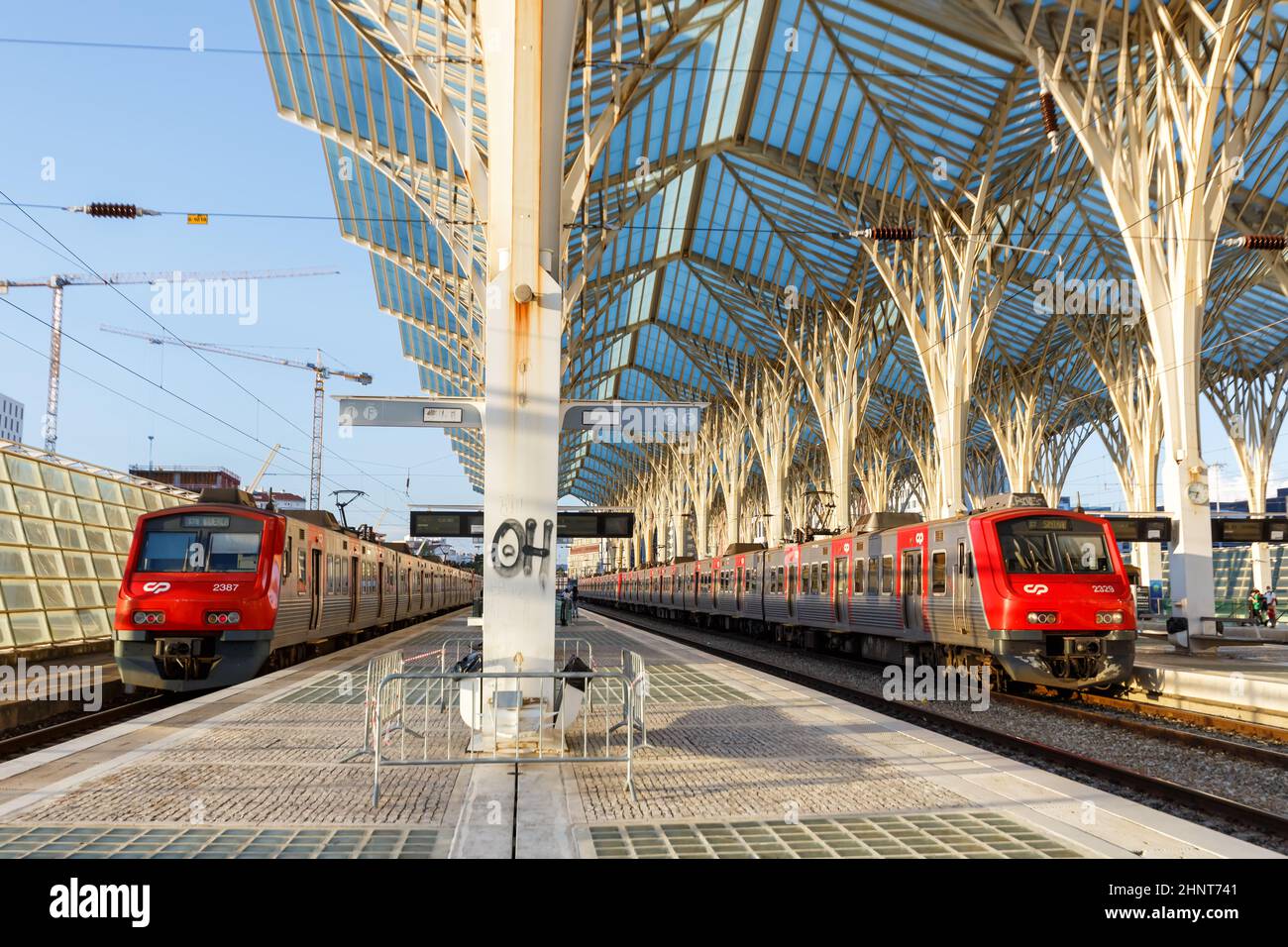 Züge am Bahnhof Lissabon Lisboa Oriente in Portugal Moderne Architektur Stockfoto