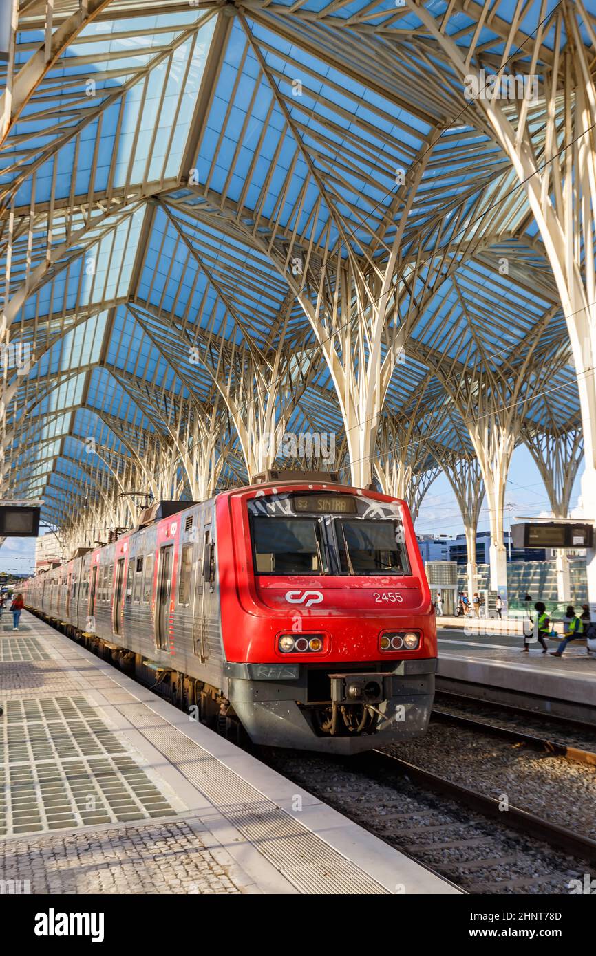 Zug am Bahnhof Lissabon Lisboa Oriente in Portugal modernes Architekturporträt-Format Stockfoto