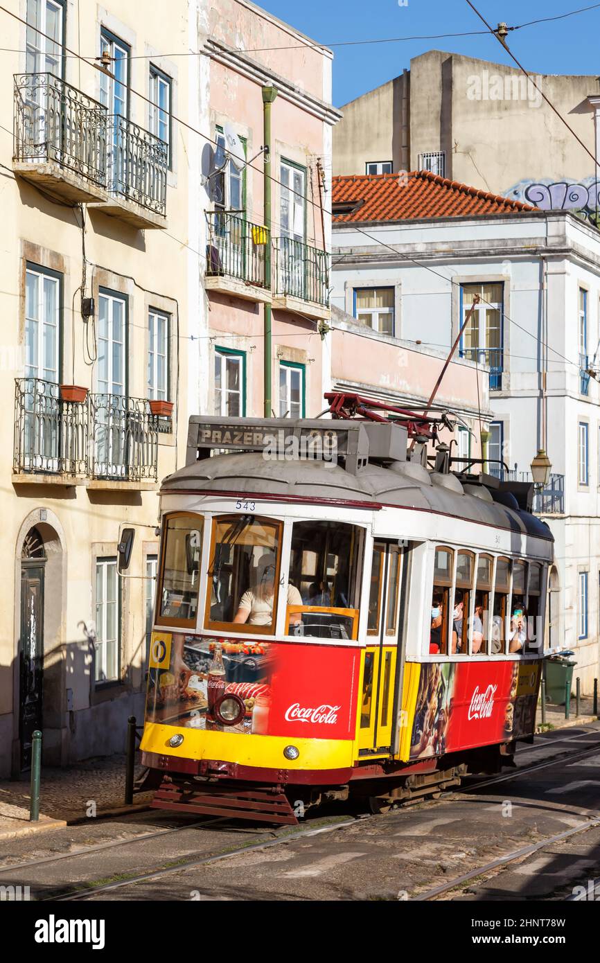 Lissabon Tram öffentlichen Verkehrsmitteln Verkehr Verkehr Porträt-Format in Portugal Stockfoto