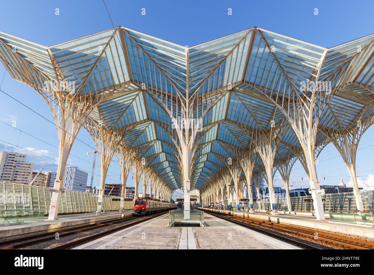 Zug am Lisbon Lisboa Oriente Bahnhof in Portugal Moderne Architektur Stockfoto