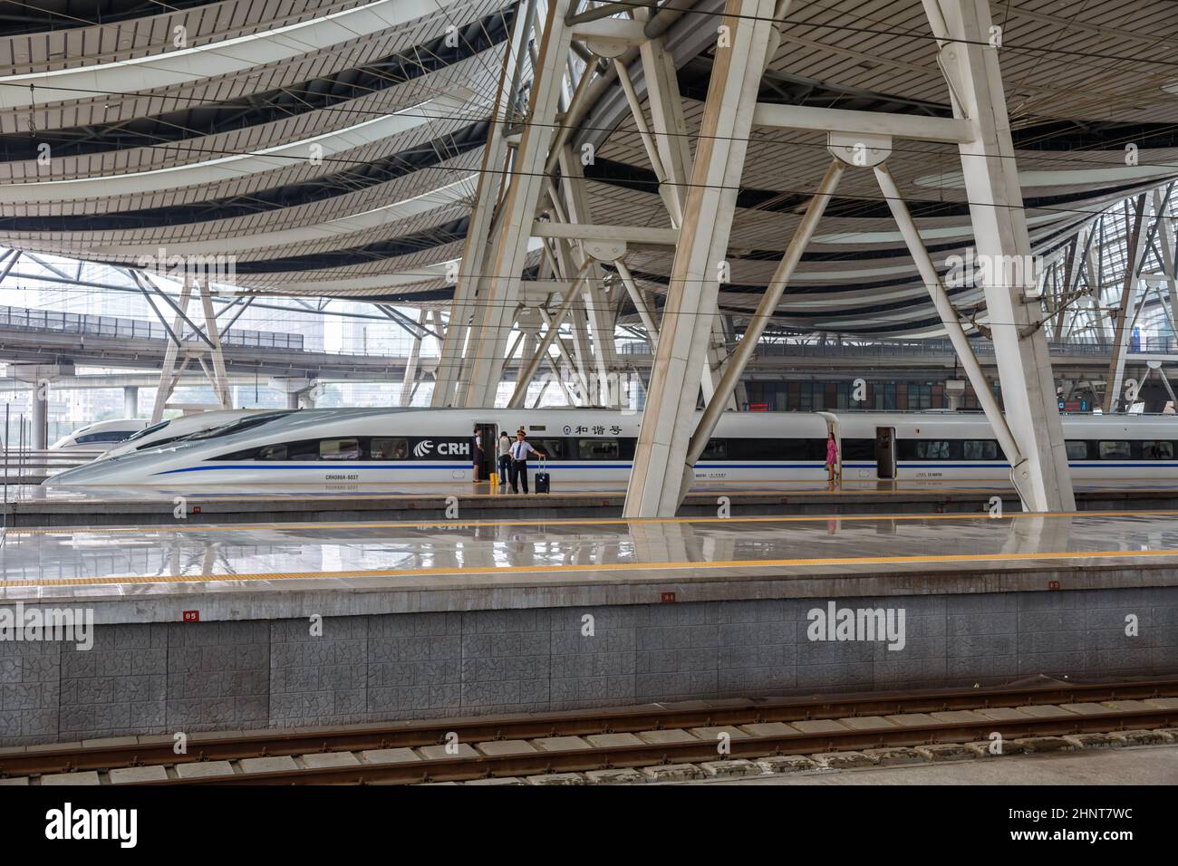 Hochgeschwindigkeitszüge am Südbahnhof von Peking in China Stockfoto