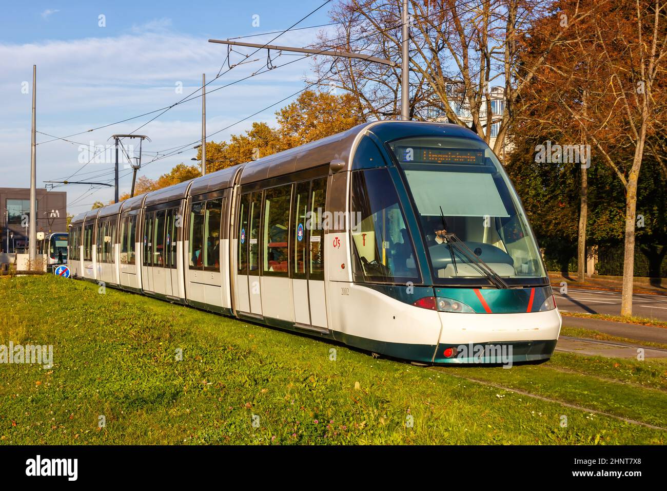 Moderne Stadtbahn Straßenbahn Modell Alstom Citadis öffentlichen Verkehrsmitteln Verkehr in Straßburg, Frankreich Stockfoto