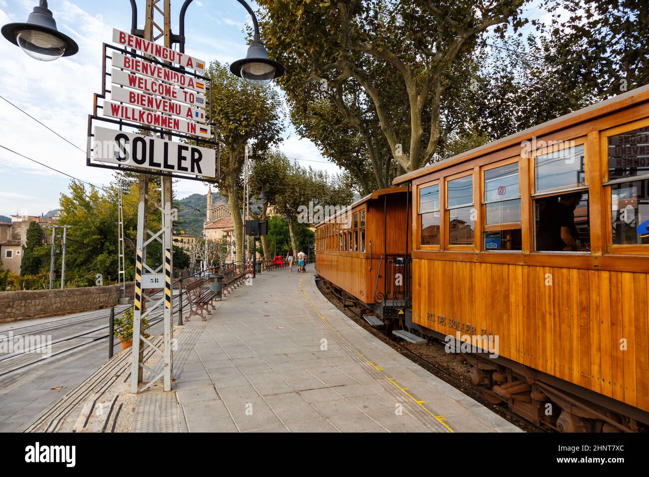 Antiker Zug Tren de Soller öffentlicher Nahverkehr am Bahnhof Soller auf Mallorca in Spanien Stockfoto