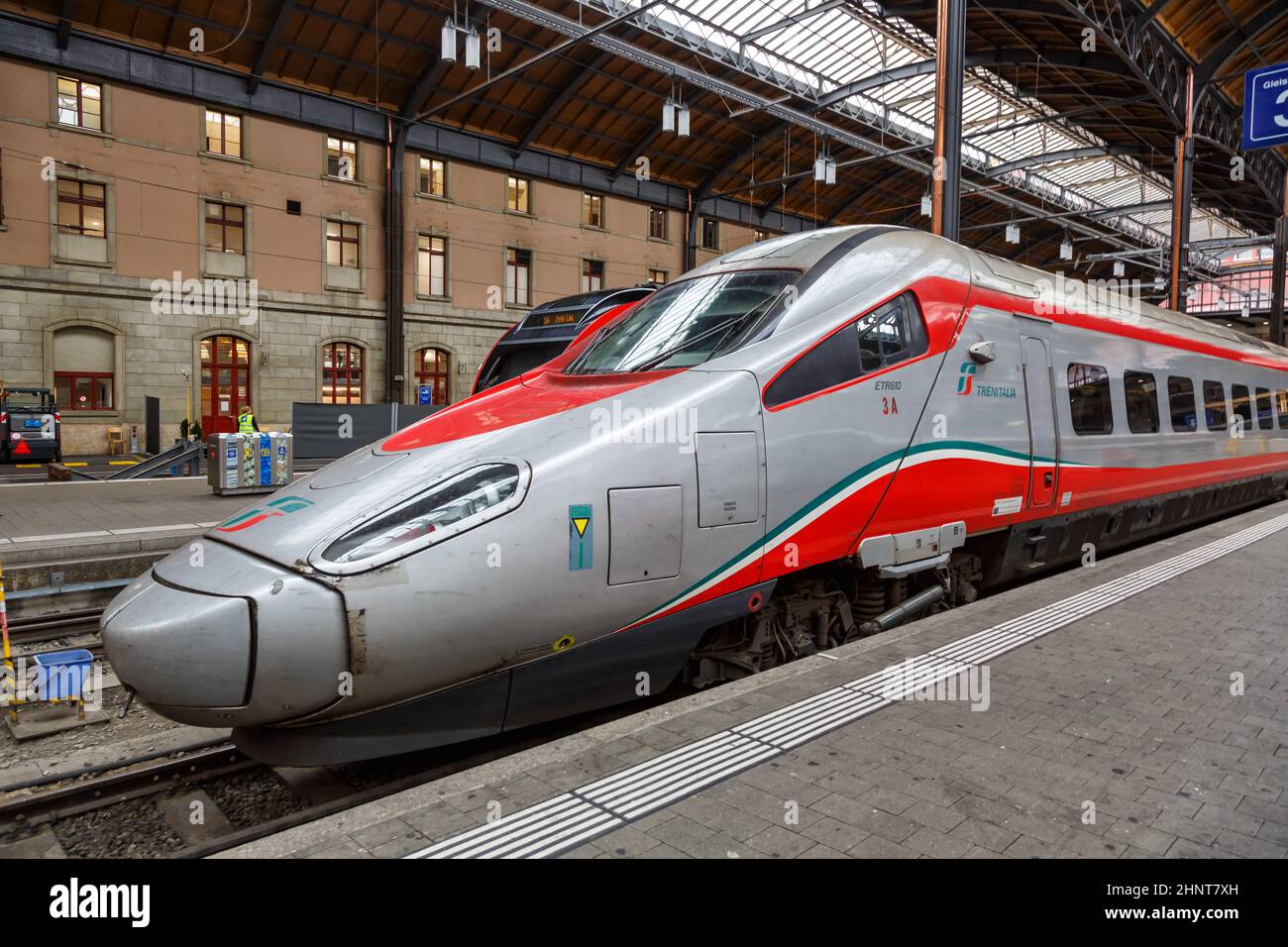 Alstom Trenitalia ETR 610 Hochgeschwindigkeitszug am Bahnhof Basel SBB in der Schweiz Stockfoto