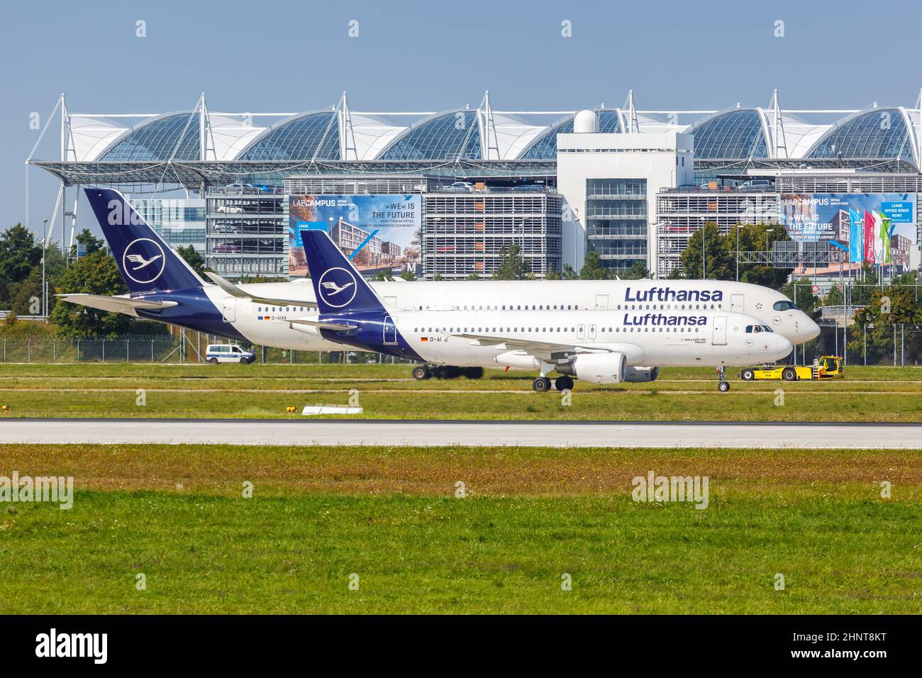 Lufthansa Airbus A320 und A350 Flugzeuge Flughafen München in Deutschland Stockfoto