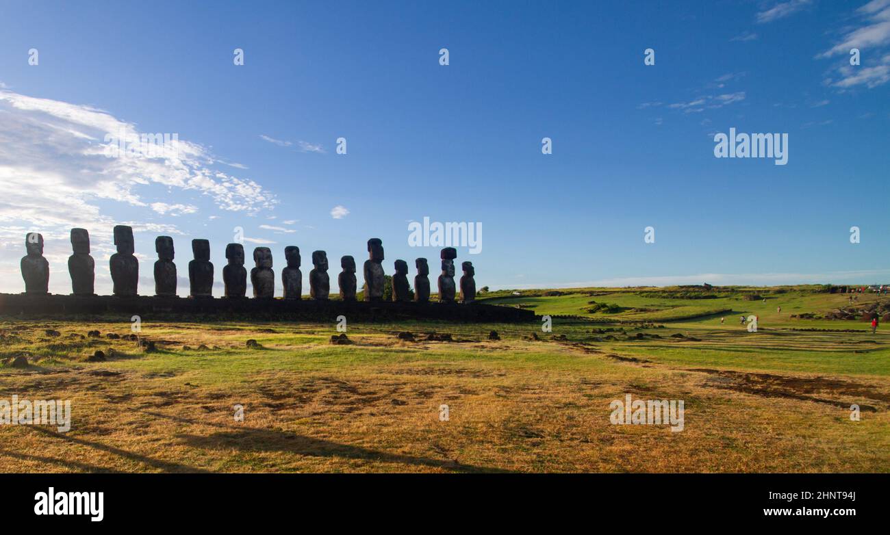 Sonnenaufgang über Moai-Steinskulpturen auf Ahu Tongariki, Osterinsel, Chile. Stockfoto