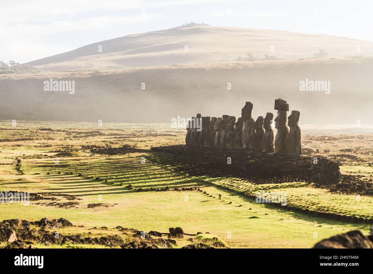 Sonnenaufgang über Moai-Steinskulpturen auf Ahu Tongariki, Osterinsel, Chile. Stockfoto