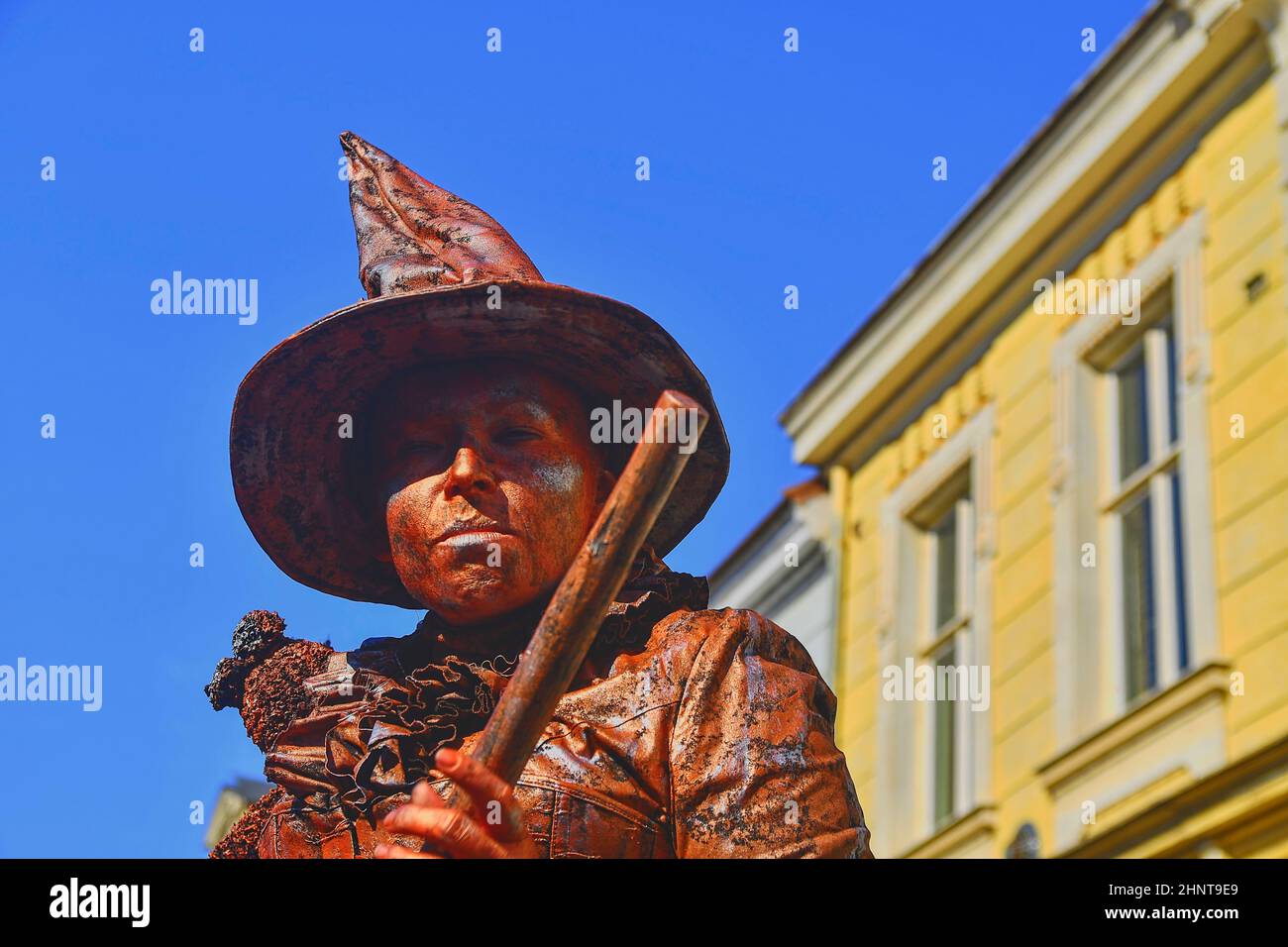 Lebende Statue der Hexe. Lebende Statue der Zauberin. Lebende Statue Straßenkünstler. Lebende Statuendarsteller können Passanten täuschen und Touristen unterhalten. Stockfoto