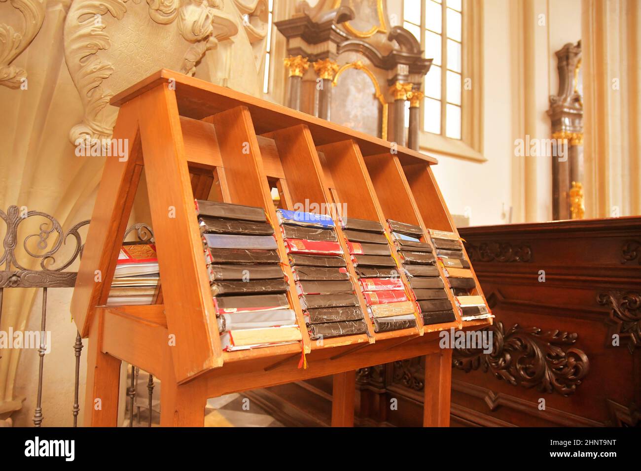 Gesangbücher für Gebete in der Kirche. Die Bibeln und Gesangbücher Stockfoto