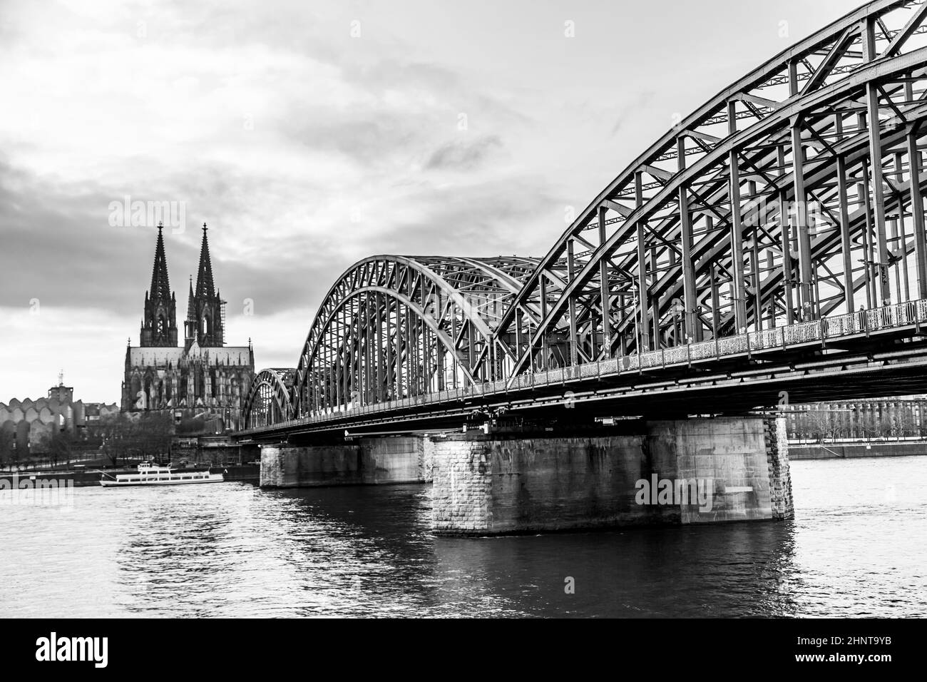 Kölner Dom und Skyline, Deutschland Stockfoto